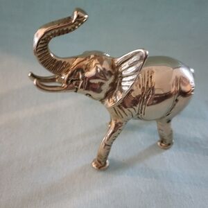 VINTAGE SOLID BRASS ELEPHANT FIGURINE IN EXCELLENT CONDITION.